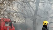 BUKTI POŽAR U NOVOM BEOGRADU Gust, crni dim kulja u okolini FDU: Vatrogasci na licu mesta