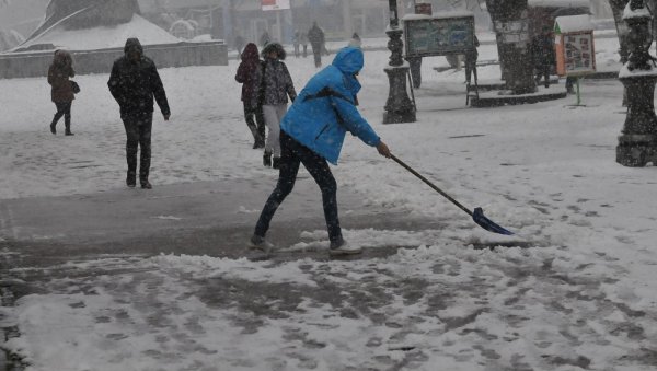 ПРИЈАВЕ НЕОДГОВОРНИМ ГРАЂАНИМА: У Краљеву инспекција контролише чишћење снега