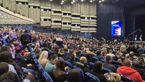 BUDUĆNOST, A NE PROŠLOST: Puna sala - čekaju se predsednik i premijer (FOTO)