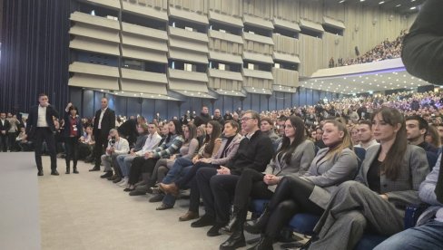 BUDUĆNOST, A NE PROŠLOST: Puna sala - Obraća se predsednik (FOTO/VIDEO)