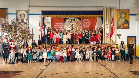 TEMELJI NA LJUBAVI, VERI I TRADICIJI: Istoričar Željko Dragić sa ćerkom u srpskoj školi „Sveti Sava“ u Čikagu