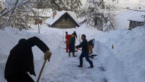 SRPSKA SE PETI DAN BORI SA POSLEDICAMA SNEŽNIH PADAVINA: U Kneževu putevi blokirani (FOTO)