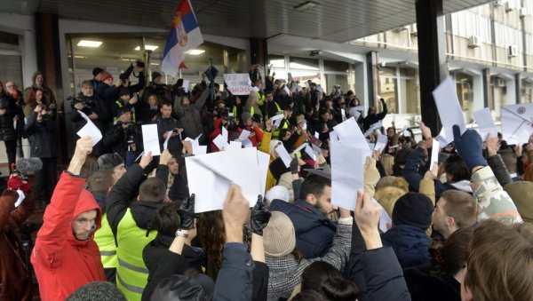 ШОЛАКОВЦИ ПОКУШАВАЈУ ДА ОПЕРУ СТУДЕНТЕ БЛОКАДЕРЕ, АЛИ СНИМЦИ ИХ ДЕМАНТУЈУ: Циљ је грађански рат! (ВИДЕО)