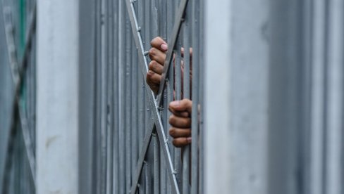 KREATIVNO, ALI DŽABA... Žena sakrila telefon u puteru i pokušala da ga unese u pritvor