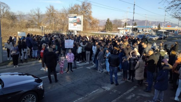 УКРОТИТИ БАХАТЕ ВОЗАЧЕ: Протест Краљевчана на пешачком прелазу где су повређена браћа Б.С.(14) и С.С. (9)