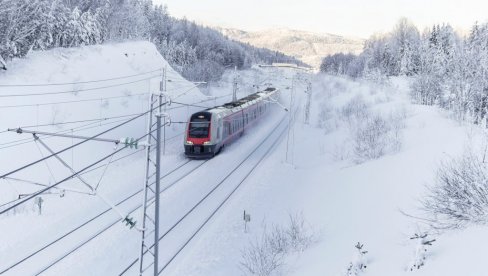 ОКО 100 ЉУДИ ЕВАКУИСАНО ИЗ ВОЗА У НОРВЕШКОЈ: Сатима били без грејања