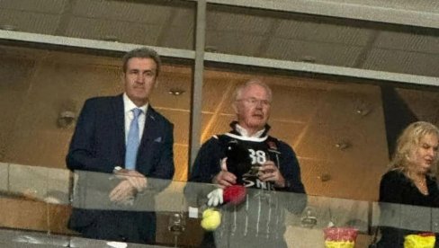 KRISTOFER HIL U PARTIZANOVOM DRESU PRATIO UTAKMICU: Američki ambasador iz lože navija za crno-bele (FOTO) KRISTOFER HIL U PARTIZANOVOM DRESU PRATIO UTAKMICU: Američki ambasador iz lože navija za crno-bele (FOTO)