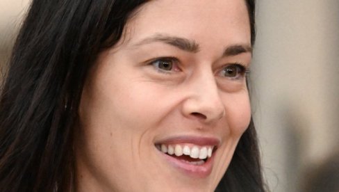 PROVIDNA BLUZA, CRNI BRUSHALTER: Ana u izazovnom izdanju - muškarce ostavila bez daha (FOTO)