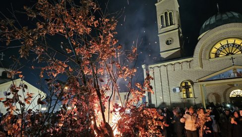 СВАКА ИСКРА ВЕРУ СВЕДОЧИ: Паљење бадњака у угљевичким храмовима