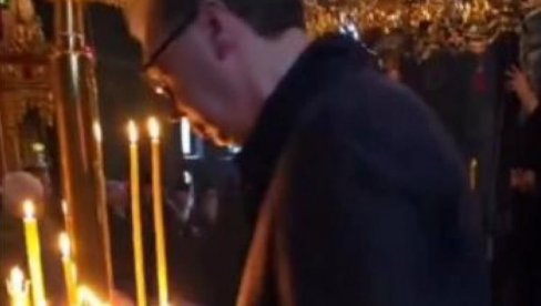 VUČIĆ NA BOŽIĆNOJ LITURGIJI U HILANDARU Mir Božji, Hristos se rodi (VIDEO)