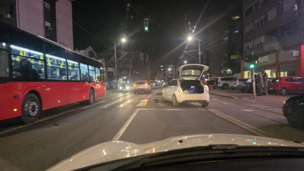 СУДАР ДВА АУТОМОБИЛА: Саображајна несрећа у Пожешкој улици  (ФОТО)