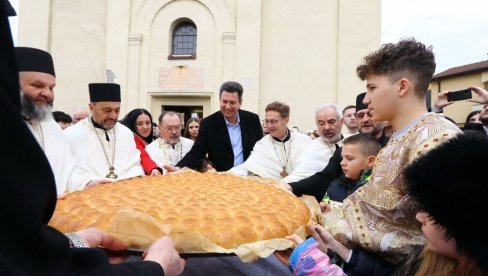 ЗЛАТНИК ДАР ГРАДА ШАПЦА У БОЖИЋНОЈ ЧЕСНИЦИ: Пронашла десетогодишња Калина