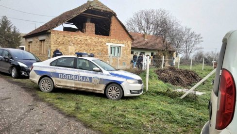 PRVE SLIKE SA MESTA ZLOČINA: Telo žene pronađeno u kući u Srbobranu - Hitna mogla samo da konstatuje smrt (FOTO)