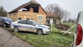 PRVI SNIMCI SA MESTA ZLOČINA: Telo žene pronađeno u kući u Srbobranu - Hitna mogla samo da konstatuje smrt (VIDEO)