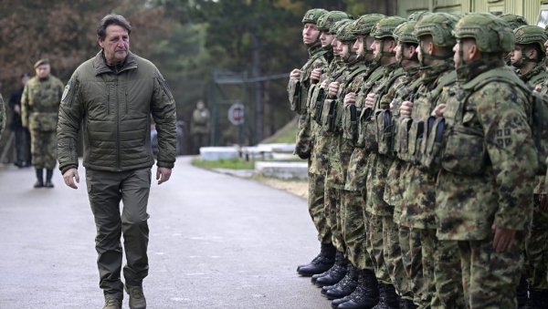 ВОЈСКА СРБИЈЕ ПОСВЕЋЕНА ОЧУВАЊУ БЕЗБЕДНОСТИ СВИХ ГРАЂАНА: Министар Гашић обишао базу Мердаре у Копненој зони безбедности