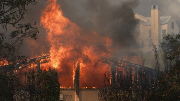 ОПАСНИ ВЕТРОВИ РАЗБУКТАВАЈУ ПОЖАР У ЛОС АНЂЕЛЕСУ: Угрозижава напредак ватрогасаца