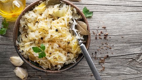 RECEPT ZA SALATU OD KISELOG KUPUSA: Dva sastojka joj daju poseban ukus