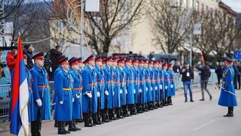 SVE SPREMNO ZA SVEČANI DEFILE POVODOM DANA REPUBLIKE SRPSKE: Učesnic su se već uputili na Trg Krajine (FOTO/VIDEO)