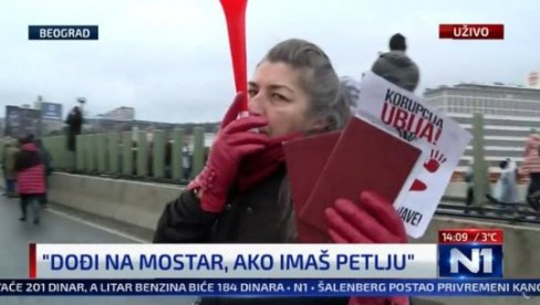 KOLEGINICA SA FAKULTETA RADOMIRA LAZOVIĆA? Žena od preko 60 godina došla sa indeksom i glumi studentkinju (VIDEO)