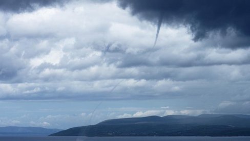 VETAR NOSIO STABLA I CREPOVE SA KROVOVA: Snažna pijavica pogodila Novigrad (FOTO)