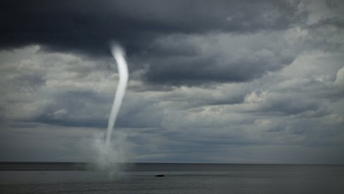 VETAR NOSIO STABLA I CREPOVE SA KROVOVA: Snažna pijavica pogodila Novigrad (FOTO)