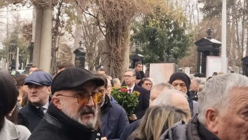 ВУЧИЋ НА САХРАНИ МИЛОРАДА МИЛИНКОВИЋА: Последњи испраћај редитеља на Новом гробљу ВУЧИЋ НА САХРАНИ МИЛОРАДА МИЛИНКОВИЋА: Последњи испраћај редитеља на Новом гробљу