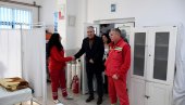 NOVO AMBULANTNO VOZILO ZA HITNU POMOĆ U LAPLJEM SELU: Elek sa saradnicima posetio Gračanicu