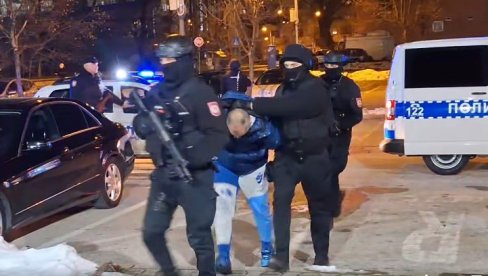 VELIKE SNAGE POLICIJE NA TERENU: Pogledajte kako specijalci sprovode osumnjičene za ubistvo Dejana Kostića Dele (VIDEO)