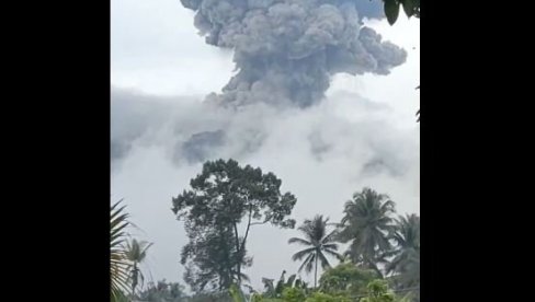 STUB PEPELA VISOK ČETIRI KILOMETRA: Eruptirao vulkan u Indoneziji - u toku evakuaciju 3.000 građana (VIDEO)