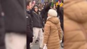 BAKA (65) KOJU SU DEMONSTRANTI UDARALI I PONIŽAVALI NA PROTESTU U NOVOM SADU HITNO NA PUTU ZA BOLNICU: Oseća strašne bolove (VIDEO)