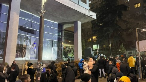 СТРАНИ ИНТЕЛЕКТУАЛЦИ УПОЗОРАВАЈУ: Србија поново постаје полигон за туђе игре – само народ може спречити поновну катастрофу