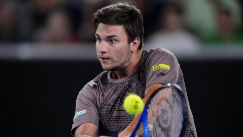 СРБИН МОРА БОЉЕ: Миша покушава да пронађе ритам