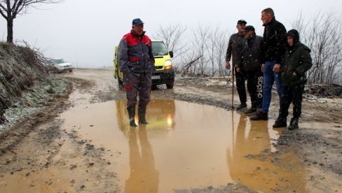 ASFALT SANJAJU 16 GODINA: Muke žitelja Miličinice kod Valjeva zbog 3,6 km uništenog puta, njihove glavne veze za Koceljevu, Šabac, Beograd...