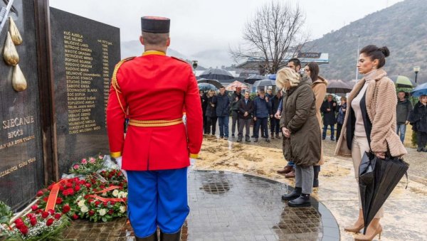 ЈЕДНА ОД НАЈВЕЋИХ ТРАГЕДИЈА У ИСТОРИЈИ ЦРНЕ ГОРЕ: Министарка саобраћаја Маја Вукићевић положила венац на споменик на Биочу