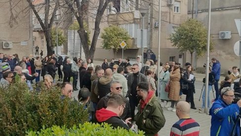 БЕЗ ПРИТВОРА ЗА НАСИЛНИКЕ!: Протест Требињаца због одлуке Тужилаштва