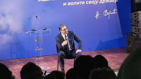 VUČIĆ U RASINSKOM OKRUGU: Predsednik razgovara sa građanima Varvarina  (VIDEO)