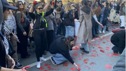 OTISCI KRVAVE ŠAKE, ĆUTANJE I ŠETNJA: U Skoplju održan protest identičan onima koji se dešavaju u Srbiji (FOTO)