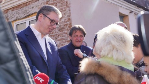 VUČIĆ U POSETI DOMAĆINSTVU SAVKOVIĆA U SELU TRNAVCI: Председник у Расинском округу (ВИДЕО)