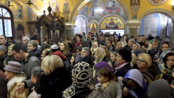 ОД ЧУДОТВОРКЕ ТРАЖЕ УТЕХУ, МОЛЕ СЕ ЗА ИСЦЕЉЕЊЕ: У руској цркви на Ташмајдану верници се клањају икони Богородице Умекшање злих срца