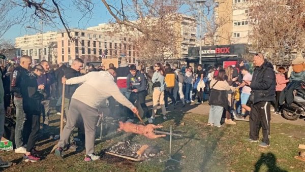 СА ШОЛАКОВОГ Н1: Атмосфера на обележавању три месеца од трагедије је КАРНЕВАЛСКА! (ВИДЕО)