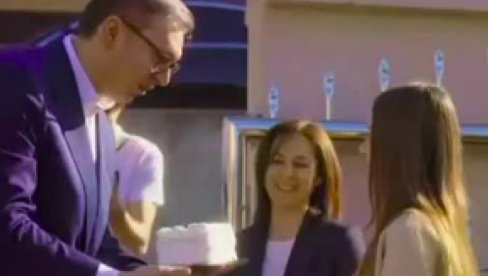 VUČIĆ ČESTITAO ROĐENDAN MALOJ LENI: Doneo joj tortu i razgovarao sa domaćinima (VIDEO)