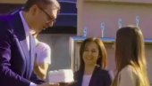 VUČIĆ ČESTITAO ROĐENDAN MALOJ LENI: Doneo joj tortu i razgovarao sa domaćinima (VIDEO)