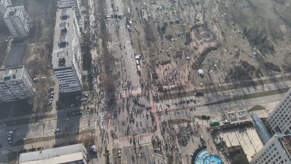 СНИМАК ДРОНОМ ИЗ НОВОГ САДА ОКО 11 САТИ: Неколицина људи блокира Мост слободе (ФОТО)