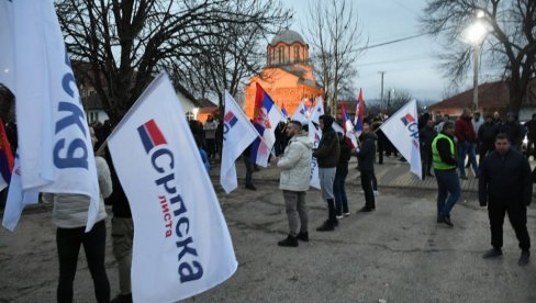 ПОГЛЕДАЈТЕ Дирљив видео са митинга Српске листе у Доњој Гуштерици (ВИДЕО)