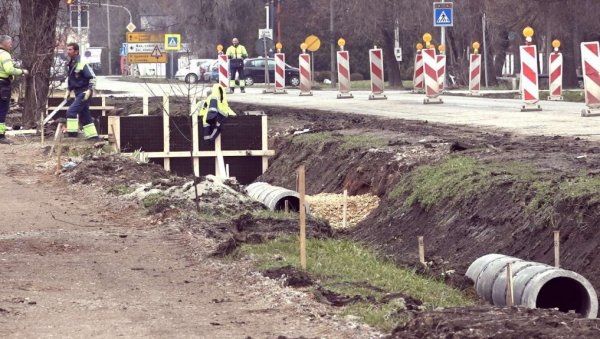 СВИМА БОЉЕ ОД ДРЖАВНОГ ПУТА: После три и по године, наставља се обнова трасе од Куле до Сомбора