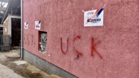 NAPADNUTA KUĆA U KOJOJ ŽIVI DETE KOJE JE KRSTIO VUČIĆ: Prešarani plakati Srpske liste i ispisani grafiti „UČK“