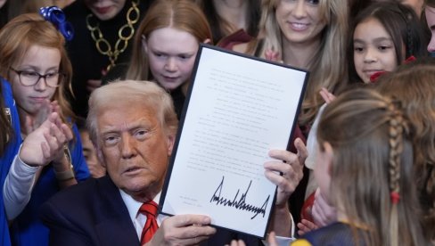 ДОНАЛД ТРАМП ЈЕ ШОКИРАО МНОГЕ: Најпре је, окружен децом, потписао уредбу која је запањила део Америке, а сада ће и свет