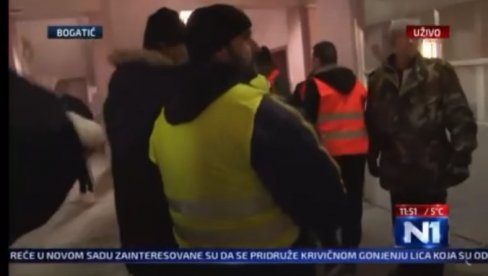 OPOZICIJA DIVLJA U BOGATIĆU: Upali u zgradu opštine i napravili haos - razvalili vrata (FOTO/VIDEO)