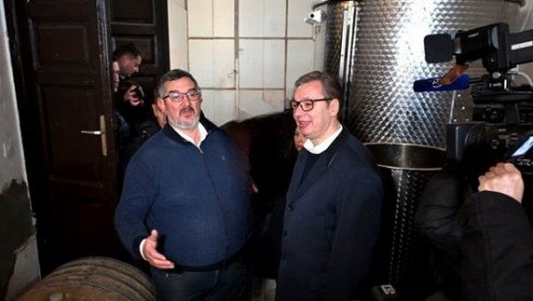 VUČIĆ U OBILASKU VINARIJE „RADLOVIĆ“ U Mokrinu: Mala vinarija, imate jedan od najboljih kabernea i veliki broj nagrada