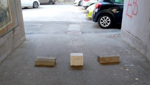 STOP ZA VOZAČE: Stanari betonskim opekama štite parking u dvorištu zgrade